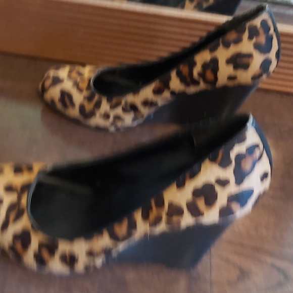 SOLD..Leopard print wedge heel shoes - Picture 5 of 9